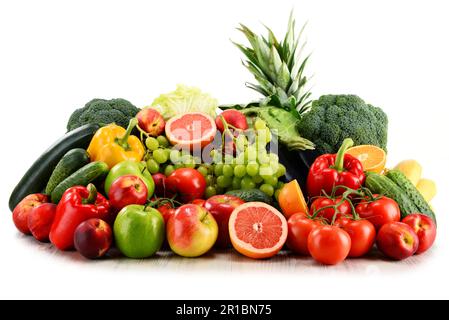 Varietà di ortaggi e frutta isolato su sfondo bianco Foto Stock