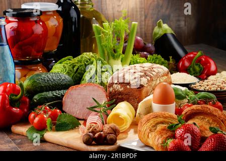 Composizione con varietà di prodotti alimentari biologici sul tavolo da cucina Foto Stock