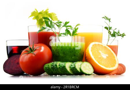 Occhiali con fresche biologiche vegetali e succhi di frutta isolato su bianco. Dieta Detox Foto Stock