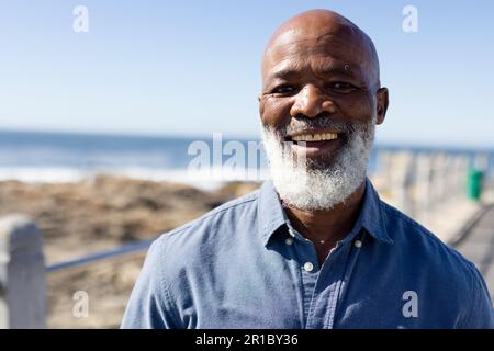 Ritratto di felice uomo afroamericano anziano sul lungomare Foto Stock