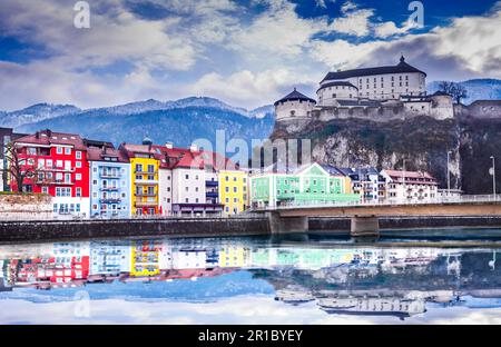 Austria, Kufstein Città Vecchia con fortezza medievale su una roccia sul fiume Inn, Alpi Montagne, Austria. Foto Stock