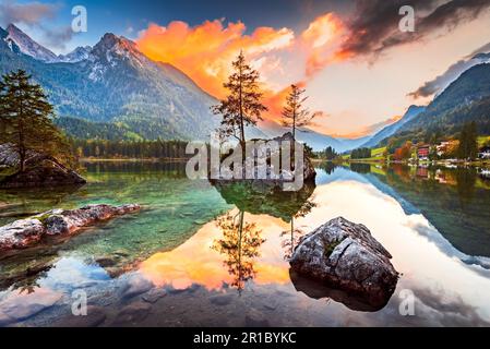 Hintersee, Baviera. Pittoresco lago alpino situato nelle Alpi Bavaresi della Germania, circondato da foreste lussureggianti e da uno splendido paesaggio montano, Berchte Foto Stock