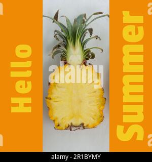 Composto di testo estivo del ciello e fetta di ananas su sfondo giallo e bianco Foto Stock