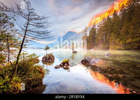 Hintersee, Baviera. Pittoresco lago alpino situato nelle Alpi Bavaresi della Germania, circondato da foreste lussureggianti e da uno splendido paesaggio montano, Berchte Foto Stock