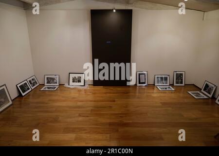 Vista del lavoro del fotografo scomparso Enrique Metinidi (1934-2022), che farà parte del complesso culturale Los Pinos di Città del Messico, come parte del montaggio per la mostra dal titolo ''The Infinite Eye of Enrique Metinidi: Eventi sempre presenti della nota policiaca '', che rende omaggio a questo fotografo messicano che si è specializzato in fotografia di polizia o nota roja. Il suo lavoro viaggiò in tutto il mondo e fu presentato al Museum of Modern Art e alla Anton Kern Gallery di New York; e alla Photographers' Gallery di Londra. (Foto di Gerardo Vieyra/NurPhoto)0 Foto Stock