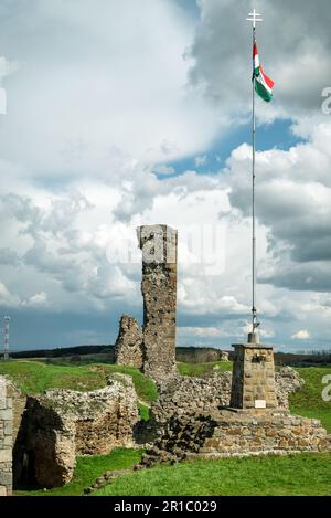 Forte di rovine di Cittanova nel nord Ungheria. Rovine storiche vicino al confine con la slovakina, vicino alla città di Cittanova. Famosa attrazione turistica che cosa visitabile fo Foto Stock