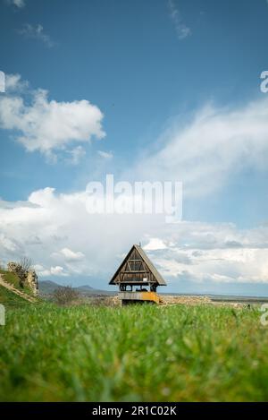 Forte di rovine di Cittanova nel nord Ungheria. Rovine storiche vicino al confine con la slovakina, vicino alla città di Cittanova. Famosa attrazione turistica che cosa visitabile fo Foto Stock