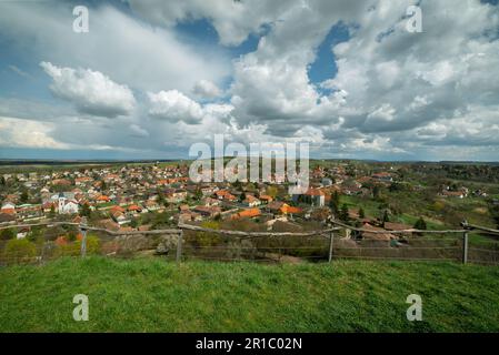 Forte di rovine di Cittanova nel nord Ungheria. Rovine storiche vicino al confine con la slovakina, vicino alla città di Cittanova. Famosa attrazione turistica che cosa visitabile fo Foto Stock