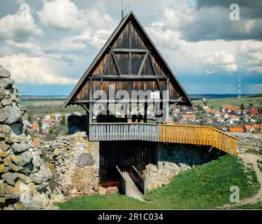 Forte di rovine di Cittanova nel nord Ungheria. Rovine storiche vicino al confine con la slovakina, vicino alla città di Cittanova. Famosa attrazione turistica che cosa visitabile fo Foto Stock