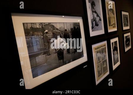 Vista del lavoro del fotografo scomparso Enrique Metinidi (1934-2022), che farà parte del complesso culturale Los Pinos di Città del Messico, come parte del montaggio per la mostra dal titolo ''The Infinite Eye of Enrique Metinidi: Eventi sempre presenti della nota policiaca '', che rende omaggio a questo fotografo messicano che si è specializzato in fotografia di polizia o nota roja. Il suo lavoro viaggiò in tutto il mondo e fu presentato al Museum of Modern Art e alla Anton Kern Gallery di New York; e alla Photographers' Gallery di Londra. (Foto di Gerardo Vieyra/NurPhoto)0 Foto Stock