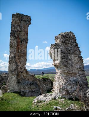 Forte di rovine di Cittanova nel nord Ungheria. Rovine storiche vicino al confine con la slovakina, vicino alla città di Cittanova. Famosa attrazione turistica che cosa visitabile fo Foto Stock