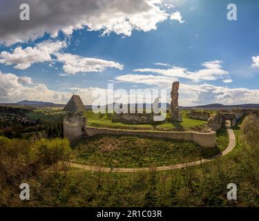 Forte di rovine di Cittanova nel nord Ungheria. Rovine storiche vicino al confine con la slovakina, vicino alla città di Cittanova. Famosa attrazione turistica che cosa visitabile fo Foto Stock