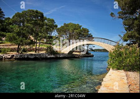 Ponte di pietra sull'isola di Mljet in Croazia tra lago grande e piccolo Foto Stock