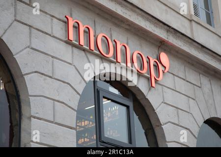 Bordeaux , Aquitaine France - 05 02 2023 : Monop' ingresso catena parete logo Monoprix segno negozio supermercato negozio parete facciata testo marca Foto Stock