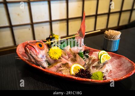 Sashimi a base di pesce fresco assortito e delizioso Foto Stock