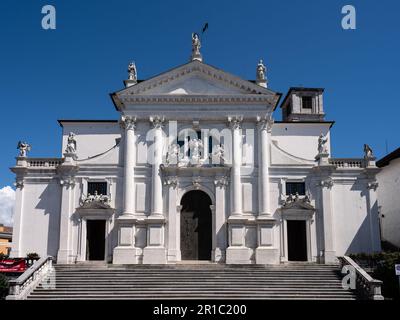 San Daniele del Friuli, Italia - Agosto 21 2022: Duomo di San Michele Arcangelo facciata esterna Foto Stock