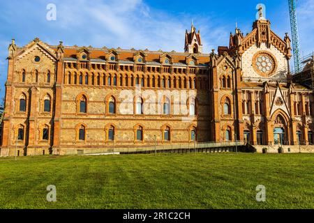 Seminario Mayor de Comillas University edificio, impressionante struttura in stile neo-gotico costruita nel tardo 19th ° secolo dai Gesuiti. Comillas, Cantab Foto Stock