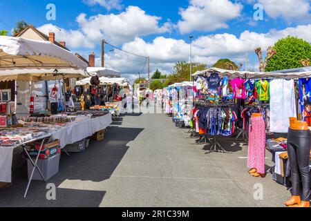 Bancarelle di cibo e abbigliamento sul mercato speciale del giorno di maggio - Martizay, Indre (36), Francia. Foto Stock