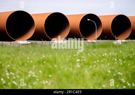 Nordenham, Germania. 12th maggio, 2023. Numerosi componenti per fondazioni in acciaio di turbine eoliche offshore sono stoccati presso la Steelwind Nordenham GmbH. L'azienda del Weser produce fondazioni in acciaio, le cosiddette monili, che vengono utilizzate per turbine eoliche nelle centrali eoliche offshore. Credit: Hauke-Christian Dittrich/dpa/Alamy Live News Foto Stock