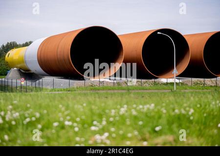 Nordenham, Germania. 12th maggio, 2023. Numerosi componenti per fondazioni in acciaio di turbine eoliche offshore sono stoccati presso la Steelwind Nordenham GmbH. L'azienda del Weser produce fondazioni in acciaio, le cosiddette monili, che vengono utilizzate per turbine eoliche nelle centrali eoliche offshore. Credit: Hauke-Christian Dittrich/dpa/Alamy Live News Foto Stock