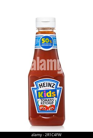 LONDRA, Regno Unito - 11 APRILE 2023 : Ketchup di pomodoro di Heinz dei capretti su bianco. Foto Stock