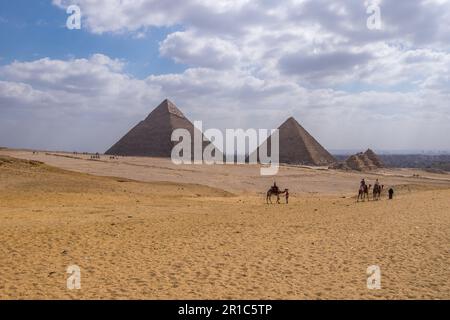 Paesaggio sulla spianata delle piramidi di Giza al Cairo, Egitto Foto Stock