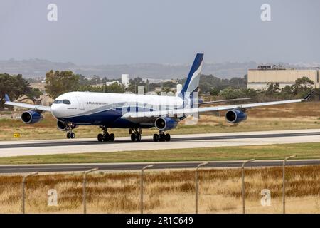 HiFly Airbus A340-313 (Reg.: 9h-DOM) con partenza per Amsterdam con volo Air Malta KM394. Foto Stock