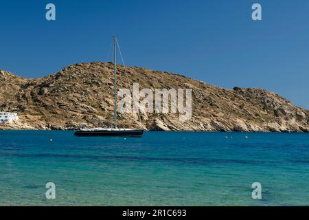 Vista di una barca a vela presso la famosa spiaggia di Mylopotas a iOS Grecia Foto Stock