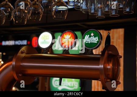 Rodi, Grecia - 6 aprile 2023: Pompe da bar per l'erogazione di birra alla spina dai barili di stoccaggio in metallo in un pub o bar. Gru per l'imbottigliamento della birra in un bar Foto Stock