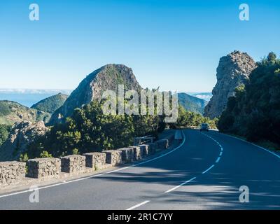 Strada alta con le montagne Roque de Zarcita e Roque de Ojila visto dal Mirador de Roque Agando nel Parco Nazionale Garajonay a la Gomera, Canarie Foto Stock