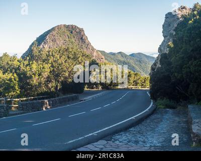 Strada alta con le montagne Roque de Zarcita e Roque de Ojila visto dal Mirador de Roque Agando nel Parco Nazionale Garajonay a la Gomera, Canarie Foto Stock