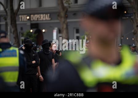 Melbourne, Australia, maggio 13th 2023. Un neo-nazista urla a sopravivere i contro-manifestanti antifascisti. Credit: Jay Kogler/Alamy Live News Foto Stock