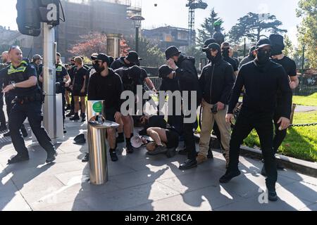 Melbourne, Australia, maggio 13th 2023. Thomas Sewell, leader del NSN di Melbourne, crolla dopo essere stato colpito da una bottiglia, lanciata da contromaliste antifasciste. Credit: Jay Kogler/Alamy Live News Foto Stock