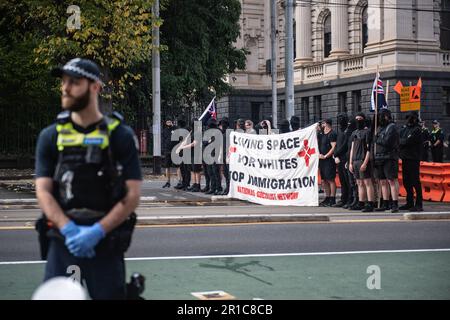 Melbourne, Australia, maggio 13th 2023. I neonazisti protestano contro l'immigrazione si radunano al di fuori della casa del Parlamento e vengono accolti da una forza numerosissimo di contro-manifestanti antifascisti. Credit: Jay Kogler/Alamy Live News Foto Stock