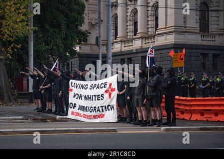 Melbourne, Australia, maggio 13th 2023. I neonazisti protestano contro l'immigrazione si radunano al di fuori della casa del Parlamento e vengono accolti da una forza numerosissimo di contro-manifestanti antifascisti. Credit: Jay Kogler/Alamy Live News Foto Stock