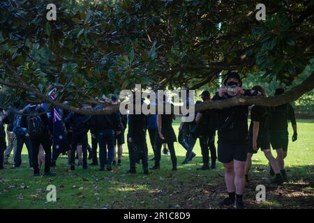 Melbourne, Australia, maggio 5th 2023. Un neo-nazista registra i media dopo la loro protesta anti-immigrazione a Fitzroy Gardens. Credit: Jay Kogler/Alamy Live News Foto Stock