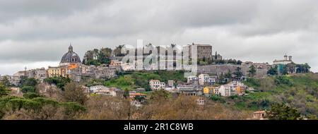 Vista panoramica di Montefiascone, Italia, sotto un cielo suggestivo Foto Stock