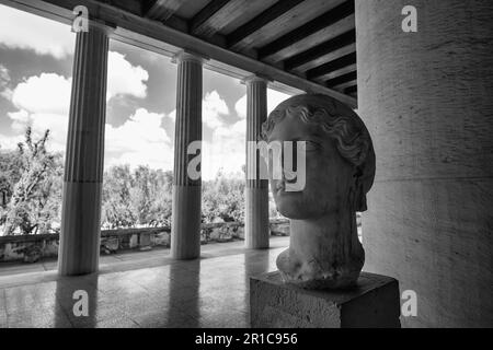 Primo piano della testa della statua di Nike all'interno delle Stoa di Attalos nell'antica agora di Atene, Grecia. Foto Stock