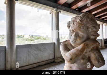 Scultura antica esposta alla Stoa di Attalos, Atene, Grecia. STOA fu costruita nel 150 a.C. e ricostruita all'inizio degli anni '1950s. Foto Stock