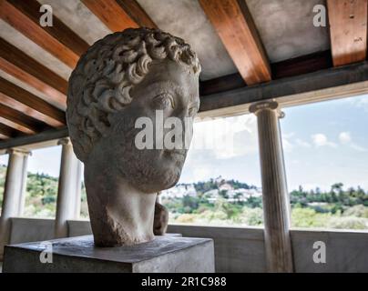 Scultura antica esposta alla Stoa di Attalos, Atene, Grecia. STOA fu costruita nel 150 a.C. e ricostruita all'inizio degli anni '1950s. Foto Stock