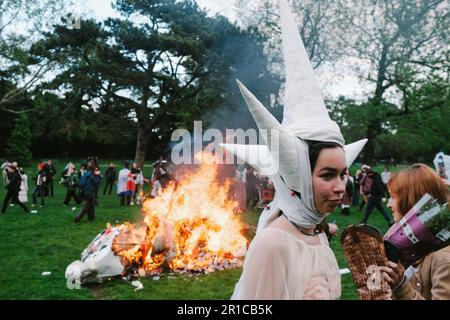 Parigi, Francia. 12th maggio, 2023. La gente partecipa a una protesta di Carnevale che inizia presso l'università di belle arti contro la riforma delle pensioni che è stata approvata dal governo per aumentare l'età pensionabile da 62 a 64 anni e ha affrontato la resistenza sia dei sindacati che dei cittadini dal gennaio 2023. La riforma del governo di Macron prevede il rinvio dell'età pensionabile legale ed è contrastata dal 70 per cento della popolazione francese. (Foto di Joao Daniel Pereira/Sipa USA) Credit: Sipa USA/Alamy Live News Foto Stock