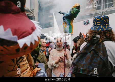 Parigi, Francia. 12th maggio, 2023. La gente partecipa a una protesta di Carnevale che inizia presso l'università di belle arti contro la riforma delle pensioni che è stata approvata dal governo per aumentare l'età pensionabile da 62 a 64 anni e ha affrontato la resistenza sia dei sindacati che dei cittadini dal gennaio 2023. La riforma del governo di Macron prevede il rinvio dell'età pensionabile legale ed è contrastata dal 70 per cento della popolazione francese. (Foto di Joao Daniel Pereira/Sipa USA) Credit: Sipa USA/Alamy Live News Foto Stock