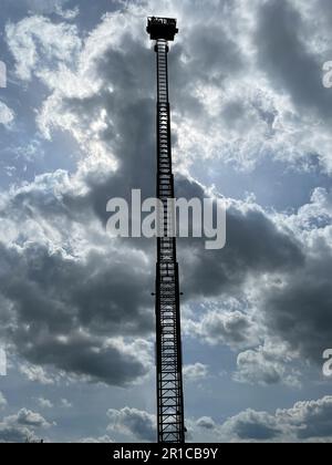 Scala verso il cielo da un camion dei pompieri. Scala del giradischi del reparto antincendio con retroilluminazione. Foto Stock