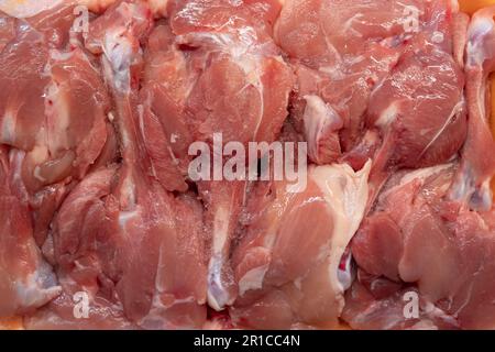 Gran mucchio di crudo fresco di coscia di pollo o le cosce di pollo top view shot - Commercio all'ingrosso di prodotti a base di carne nel mercato Foto Stock