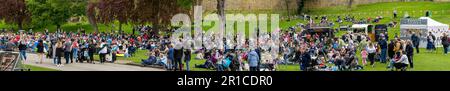 Panorama di folla di persone riunite per guardare re Charles III incoronazione su grande schermo TV nei terreni di Lincoln Castle Lincoln City, Lincolnshire, Foto Stock