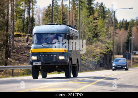 Veicolo fuoristrada Saviem TP3 4X4 su strada. Saviem TP3 di Renault era un veicolo medico per l'esercito francese, messo in uso 1970. Salo, Finlandia. 1 maggio 23 Foto Stock