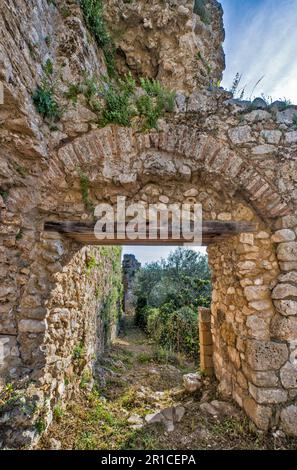 Castello Bizantino di Gardiki, 13th ° secolo, ingresso laterale alla torre, isola di Corfù, Grecia Foto Stock