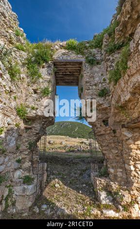 Castello Bizantino di Gardiki, 13th ° secolo, ingresso laterale alla torre, isola di Corfù, Grecia Foto Stock