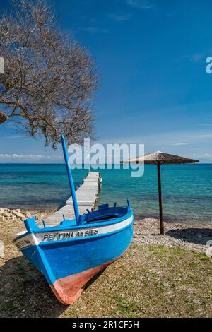 Barca sulla spiaggia nel villaggio di Boukari, isola di Corfù, Grecia Foto Stock