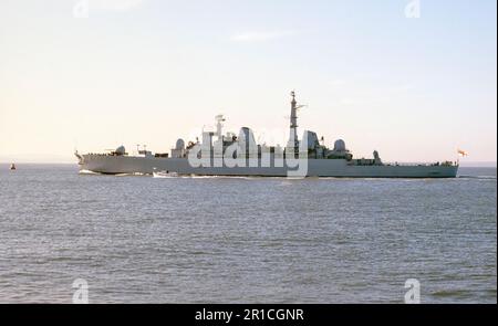 HMS Bristol D24 tipo 82 cacciatorpediniere della Royal Navy britannica lasciando Portsmouth Harbour, Portsmouth, Hampshire, Inghilterra, Regno Unito Foto Stock